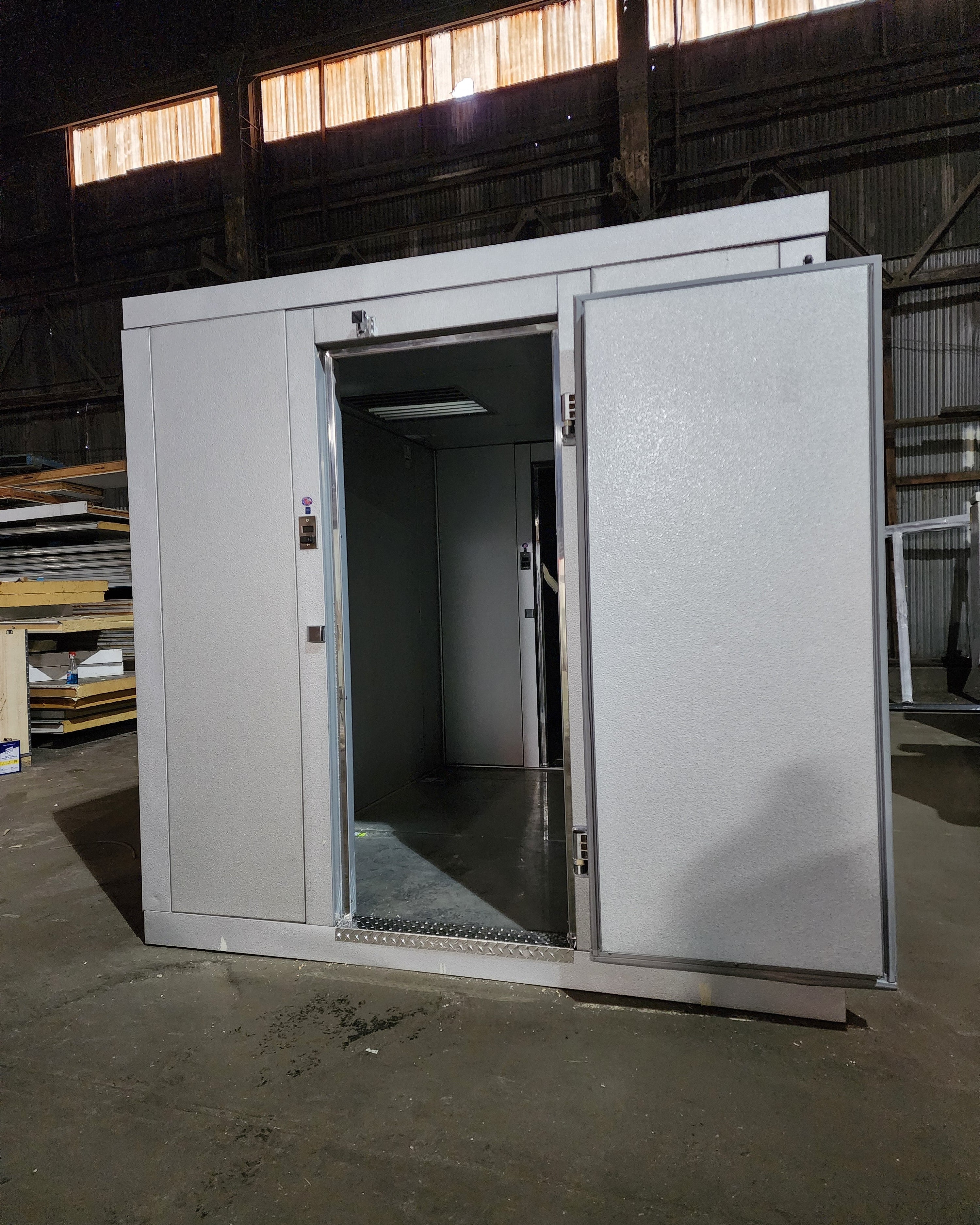 NEW Amerikooler - 8' x 16' x 8' Combo box w/ self contained Bohn unit