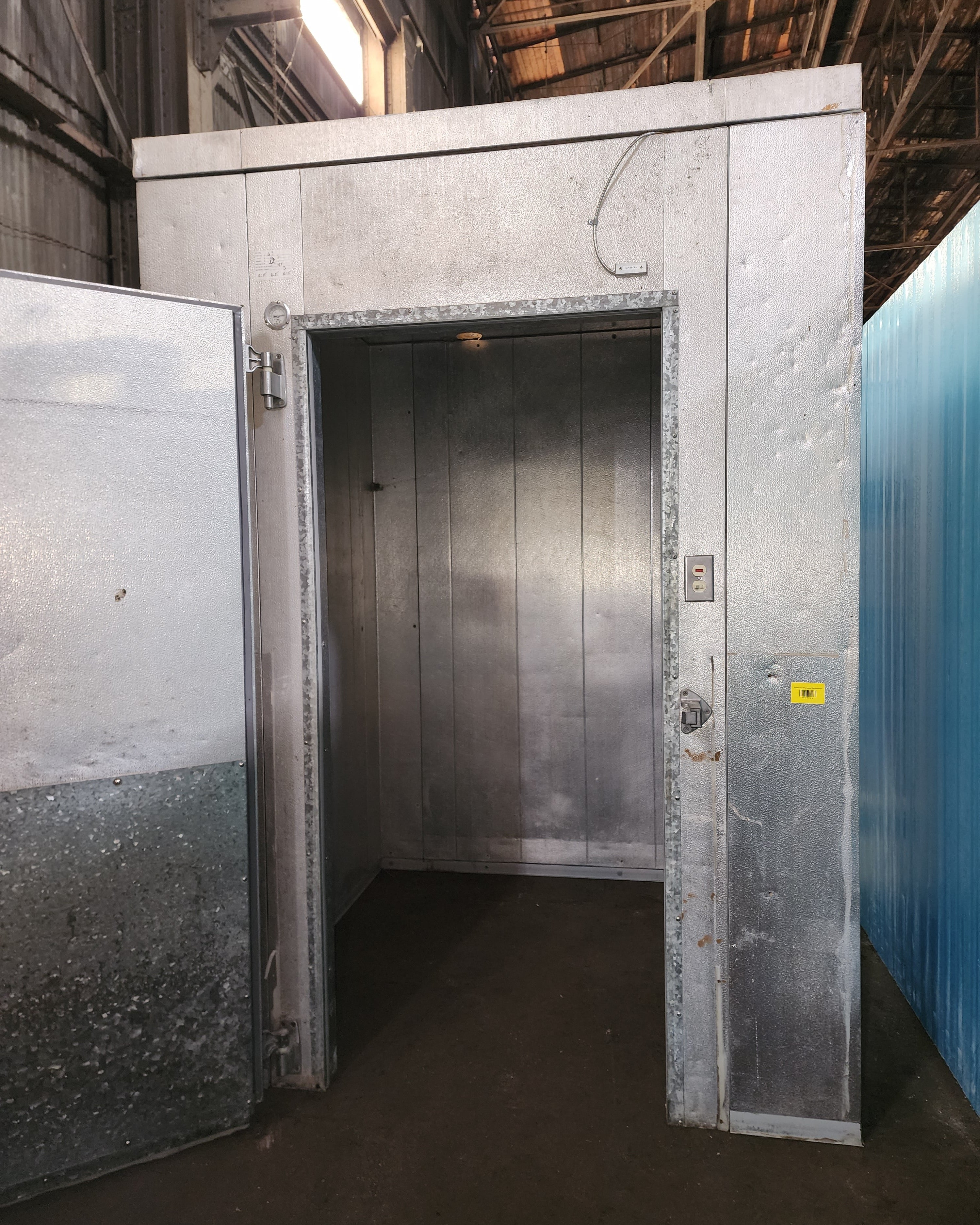 6' x 6' x 8' 4" - Walk in cooler w/man door & 1/2 HP unit - No floor