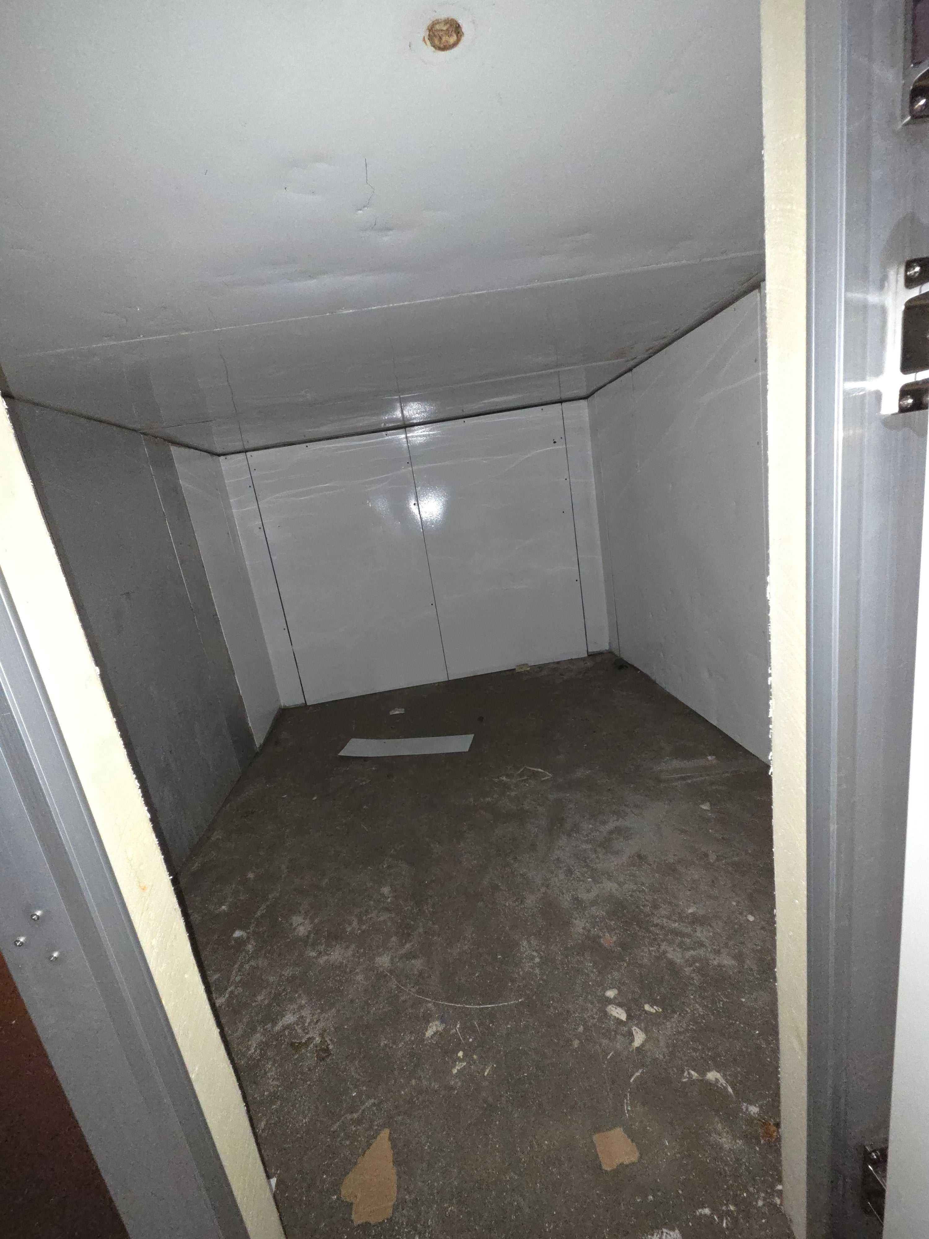 Used 9' 7" x 11' 6" x 6' 11" Walk-In Cooler