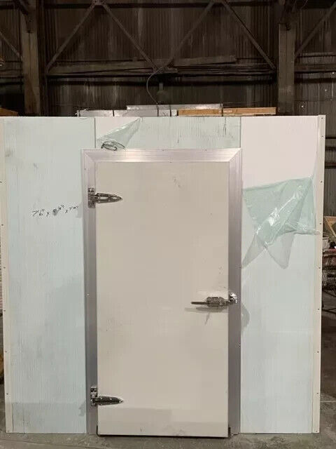 8' x 8' x 8' walk in cooler with refrigeration system